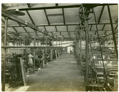 Weefschuur, Long Meadow mill, 1923 door English Photographer